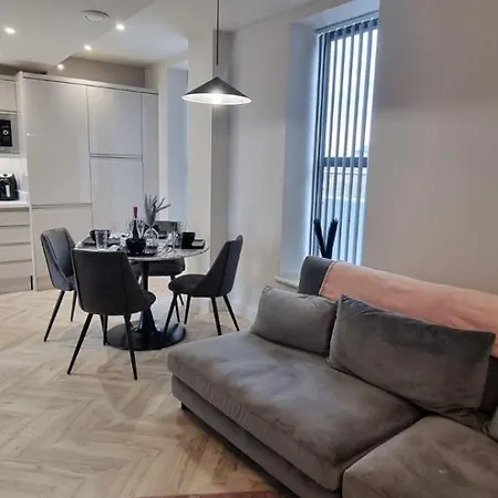 Apartment City Centre 2-bedrooms, Both En-suite, Close To Arena, Savings *