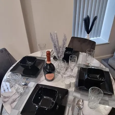 City Centre 2-bedrooms, Both En-suite, Close To Arena, Savings Apartment *