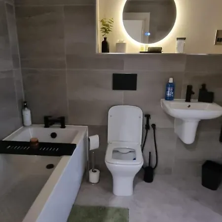 Apartment City Centre 2-bedrooms, Both En-suite, Close To Arena, Savings *